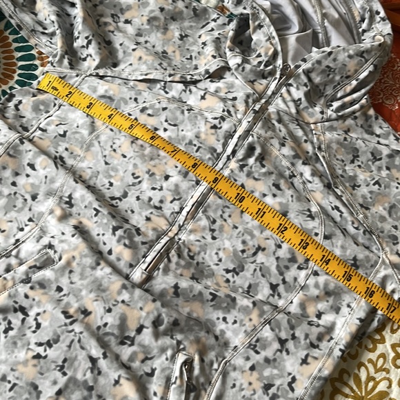 lululemon 🍋 1/4 zip pull over size 6, hood, pockets EUC - Picture 8 of 8